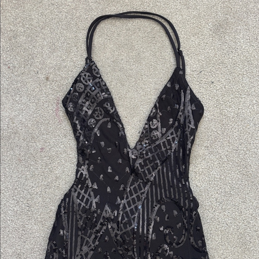 Elegant Black Sequin Backless Dress - Picture 2 of 4